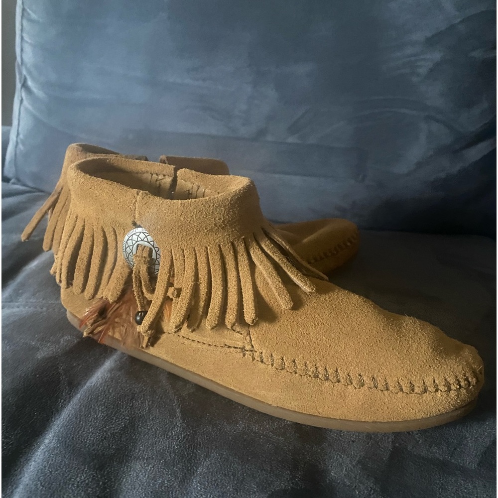 Minnetonka Concho feathered boot (Taupe)